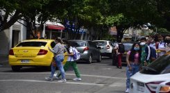 Controles viales en los colegios. / Foto: Pablo Castillo / La Opinión 