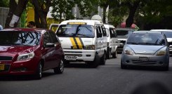 Los vehículos de transporte escolar deben contar con dos puertas no accionables por los escolares y con salidas de emergencia operables. / Foto: Pablo Castillo / La Opinión 