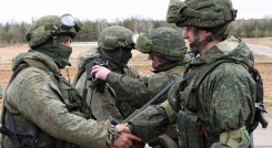 Soldados rusos (izquierda) y bielorrusos (derecha) dándose la mano durante ejercicios conjuntos de las fuerzas armadas de Rusia y Bielorrusia como parte de una inspección. de la Fuerza de Respuesta del Estado de la Unión, en un campo de tiro cerca de Brest. / Foto: AFP