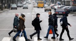Los transeúntes caminan en un paso de peatones en la ciudad ucraniana de Kramatorsk, a unos 50 kilómetros de la línea del frente con los separatistas respaldados por Rusia. / Foto: AFP