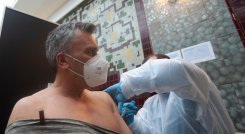 El presidente de Austria firmó el 4 de febrero de 2022 una ley que hace obligatoria la vacunación contra la COVID-19 para todos los adultos, una novedad en la Unión Europea.