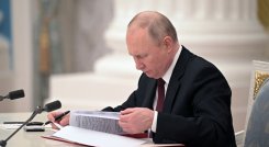 Vladimir Putin firmó "acuerdos de amistad y ayuda mutua" con las regiones separatistas prorrusas. / Foto: AFP 