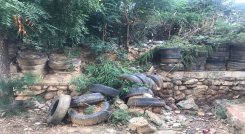 Con neumáticos reciclados y malla que se ha comprado mediante rifas y bazares, los vecinos del sector han creado un muro de contención de forma improvisada 