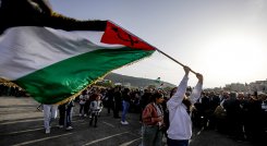 Árabe-israelíes marchan con una bandera palestina 
