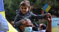 Hay 140 niños heridos. 
