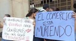 Comerciantes protestan frente a la alcaldía. 