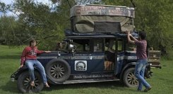 En un auto de 1928, familia argentina llega a casa tras 22 años de viaje./Foto: AFP