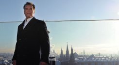 El actor austríaco Arnold Schwarzenegger pide por el fin de la guerra.