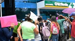 Usuarios de la salud deben hacer largas colas para que los atiendan./Foto Jorge Gutiérrez