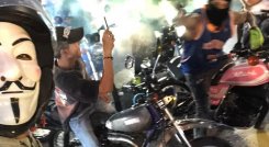 Pareciera que los motorizados jugaran al ‘gato y al ratón’ con la Policía de Tránsito de Cúcuta, pues cuando llegan a imponer el orden en la vía, desaparecen. Esa práctica llevaría desde 2016, cuando construyeron el Anillo Vial, que sería, según Mayid Gene, secretario de Tránsito de Cúcuta, uno de los varios puntos donde los ‘parches’ de motociclistas se reúnen. “Eso ha sido de toda la vida, recuerdo que hace años lo hacían allí cuando eran trochas. En varios operativos que se hace con la Policía de Tránsit