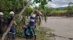 En Los Patios rescatan a familias en peligro por las lluvias. 