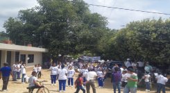 Cientos de habitantes del corregimiento La Gabarra, en el municipio Tibú, se movilizaron este sábado en esta región del Catatumbo para conmemorar el día de la memoria y la solidaridad para las víctimas