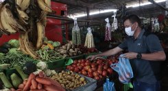 Los hogares reducen el consumo por la inflación. 