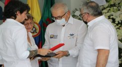 Entrega de la condecoración Juana Rangel de Cuéllar. / Foto: Cortesía / La Opinión 