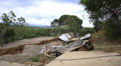 En el lugar exacto de la falla geológica, ya retiraron las tablas y zinc de una de las casas. Los materiales de la otra permanecen allí. / Foto: Jorge Gutiérrez/La Opinión