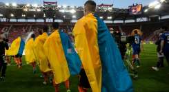 los jugadores lucieron la bandera de su país Ucrania