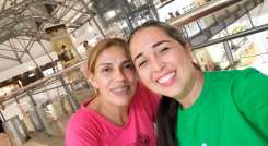 Dos mujeres comparten vidas similares. 