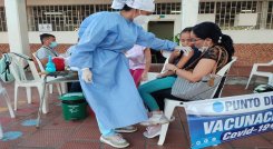 ●	En la ciudad inició una vacunatón contra el coronavirus en Instituciones Educativas. / Foto: Cortesía / La Opinión 