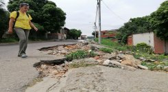 Este hueco en el barrio Carlos Ramírez París está cada vez peor. /FOTO: Darlin Ramírez L./La Opinión