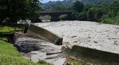 En este tramo del río que pasa por El Malecón este muro se partió en dos./Foto Jorge Gutiérrez/La Opinión