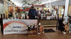 Artesanías elaboradas por los presos de la Cárcel Modelo fueron vendidas este sábado en el centro comercial Unicentro