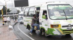 Conductores de busetas piden a los pasajeros pagar completo el pasaje, porque el incremento está aprobado legalmente. / Foto: La Opinión