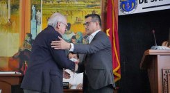 El alcalde Jairo Yáñez se saluda aquí con el presidente del Concejo, Oliverio Castellanos/Foto cortesía