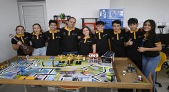 Los estudiantes se prepararon desde febrero para la competencia. El robot va a ser adecuado para la ronda nacional. / Fotos Jorge Gutiérrez / La Opinión