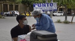Hasta la fecha, Cúcuta cuenta con un avance del 33,3% en la aplicación de dosis de refuerzos, por lo que aún no se puede eliminar el uso del tapabocas en espacios cerrados. /Foto: Pablo Castillo / La Opinión 