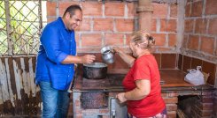 Director de corponor, Gregorio Angarita Lamk, saluda a beneficiaria de las estufas ecoeficientes./Foto cortesía