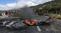 Con hogueras y barricadas indígenas de Ecuador reclaman ayuda económica./Foto: AFP
