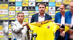 El entrenador ya posó con la camiseta de la Tricolor./Foto: Twitter @FCFSeleccionCol