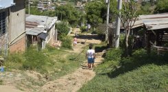 Algunas  de las viviendas  de la invasión son de tablas y tejas de zinc. 