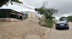 La vía principal del barrio está muy deteriorada. / Foto: Darlin Ramírez/La Opinión