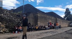 Mineros de Lobatera exigen que dejen trabajar a la empresa privada que les compra el carbón. / Foto: Anggy Polanco / La Opinión