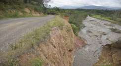 El río Táchira está a punto de llevarse parte de la carretera. / Foto: Pablo Castillo / La Opinión 