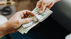 En un sondeo realizado por La Opinión, los trabajadores de empresas como Mekacambio y las sucursales de Italcambios señalaron que ha habido un alza notable en el flujo de personas que quieren vender sus dólares. / Foto: Pexels