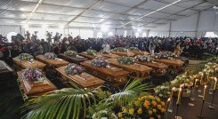 Sudáfrica despide a los 21 jóvenes muertos en tragedia misteriosa en un bar./Fotos: AFP