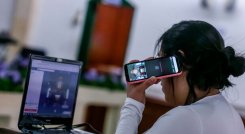 Disminuyó el promedio de horas en el uso de internet y el 69,6%  de las personas tiene celular, según datos revelados por el DANE. / Foto: Colprensa