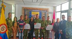 Soldados recibieron becas para cursar estudios superiores