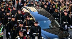 Carlos III encabeza procesión fúnebre de Isabel II en Edimburgo