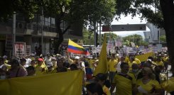 De forma pacífica, los manifestantes recorrieron varias calles hasta llegar al parque Santander, donde permanecieron por cerca de 40 minutos. /Foto: Pablo Castillo / La Opinión 