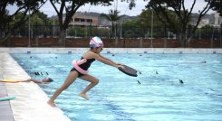 Estudios recientes sugieren que las clases de destreza de supervivencia en el agua y las clases de natación pueden reducir el riesgo de ahogamiento en los niños entre las edades de 1 a 4 años./ Fotos: Pablo Castillo - La Opinión 