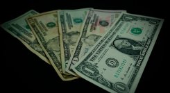 La divisa estadounidense alcanzó un máximo de $4.990 en la jornada de ayer. Foto Archivo La Opinión
