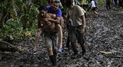 Algunos se solidarizan con quienes se enferman o lastiman en medio de la travesía./Foto: AFP