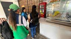 Personal de la alcaldía y de las empresas recicladoras socializó la medida con comerciantes y empresarios./Foto cortesía