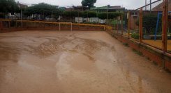 La cancha del barrio necesita apoyo. 