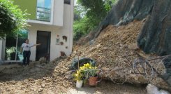 Casa de la familia Quintero en el conjunto Los Naranjos, afectada por el desplome de un talud./Foto Orlando Carvajal/La Opinión