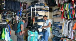 En los segundazos se consiguen pantalones desde $4.000 hasta $30.000 y  franelas desde $1.000 hasta $10.000./ Foto Leonardo Oliveros-La Opinión