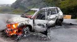 Carro incinerado en la vía